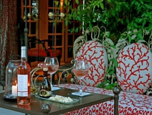 Ein Gläschen Wein auf der Terrasse des Luxushotel Saint-Tropez Villa Marie Cote d´Azur Frankreich genießen