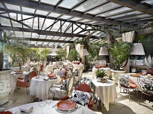 Edles Restaurant mit viel Licht und großen Fenstern im Luxushotel Saint-Tropez Villa Marie Cote d´Azur Frankreich