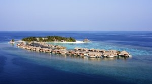 Traumhafte Ansicht der Insel mit den Wasserbungalows im w maldives resort im ari atoll malediven im indischen ozean