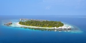 traumhafter aublick auf das w maldives resort im ari atoll malediven im indischen ozean 
