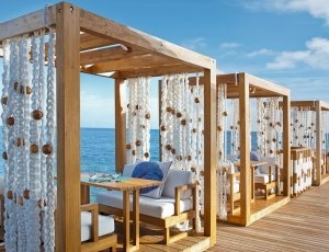 Exklusiver Außenbereich des Restaurants FISH im w maldives resort im ari atoll malediven im indischen ozean