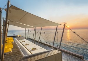 Romantischer Sonnenuntergang im Restaurant-SIP im w maldives resort im ari atoll malediven im indischen ozean  